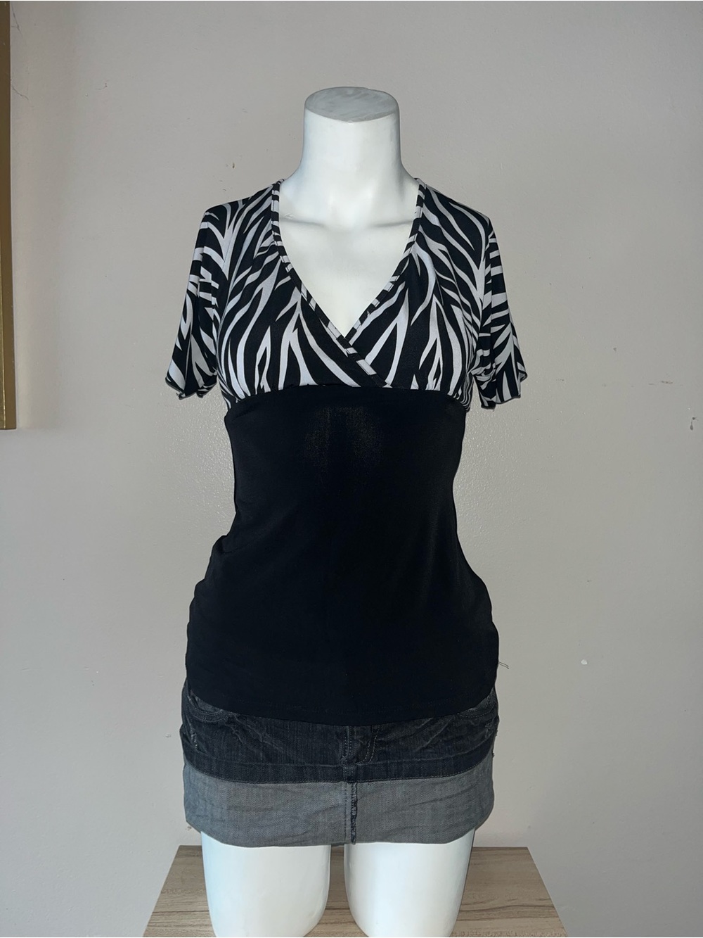 Speechless Black and White Zebra-Print V-Neck Top
